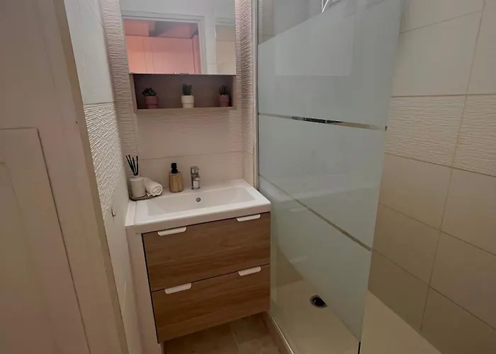 Avec Piscine Et Parking Prive - La De Mina